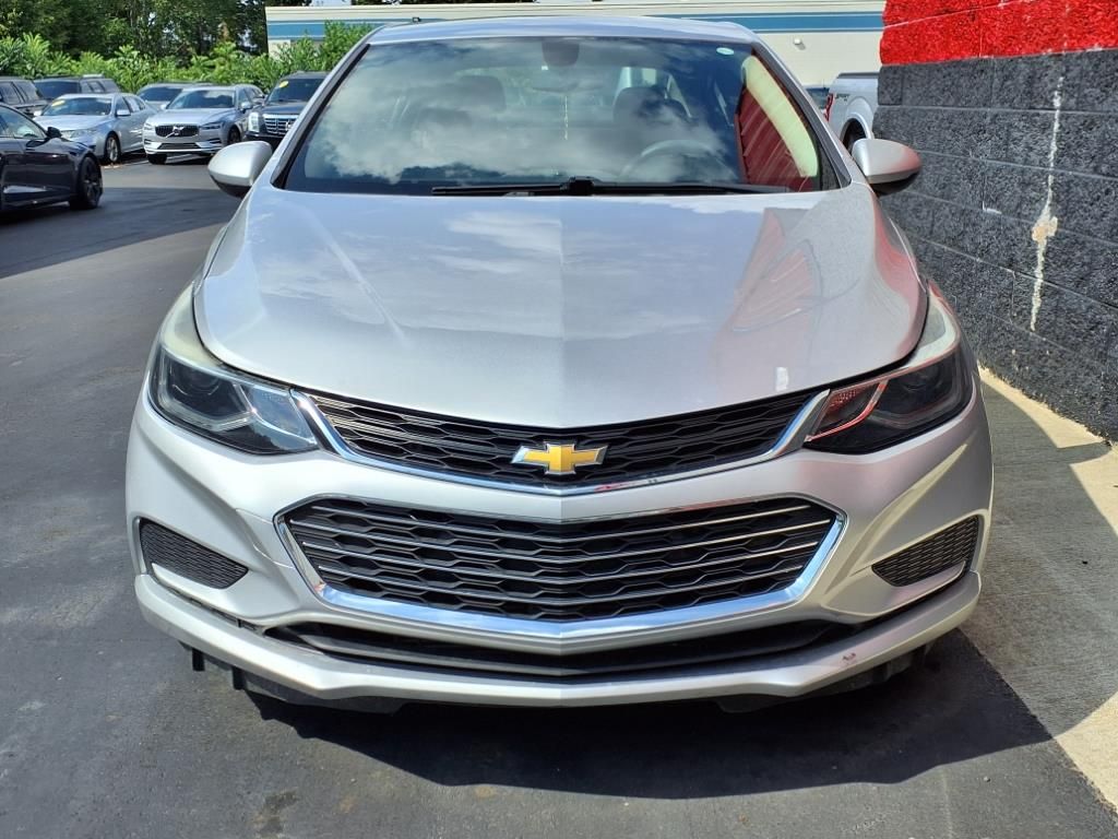 2018 Chevrolet Cruze LT Image 2 of 19