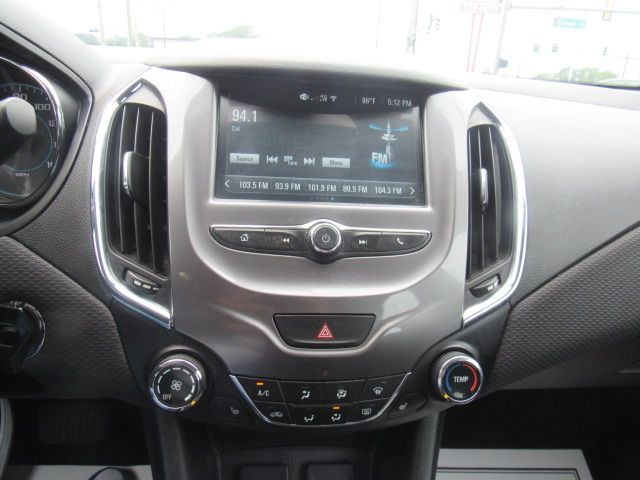 2018 Chevrolet Cruze LT Image 13 of 33