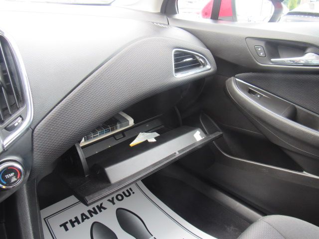 2018 Chevrolet Cruze LT Image 16 of 33