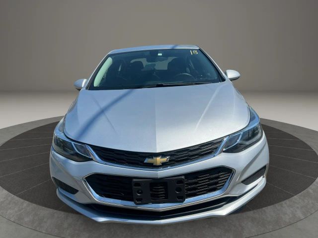 2018 Chevrolet Cruze LT Image 2 of 33