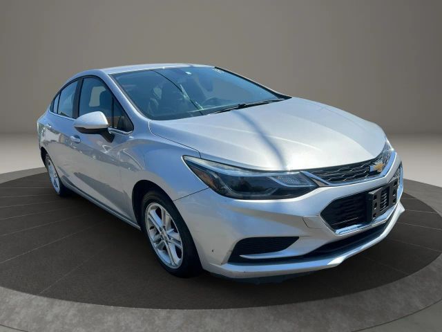 2018 Chevrolet Cruze LT Image 3 of 33