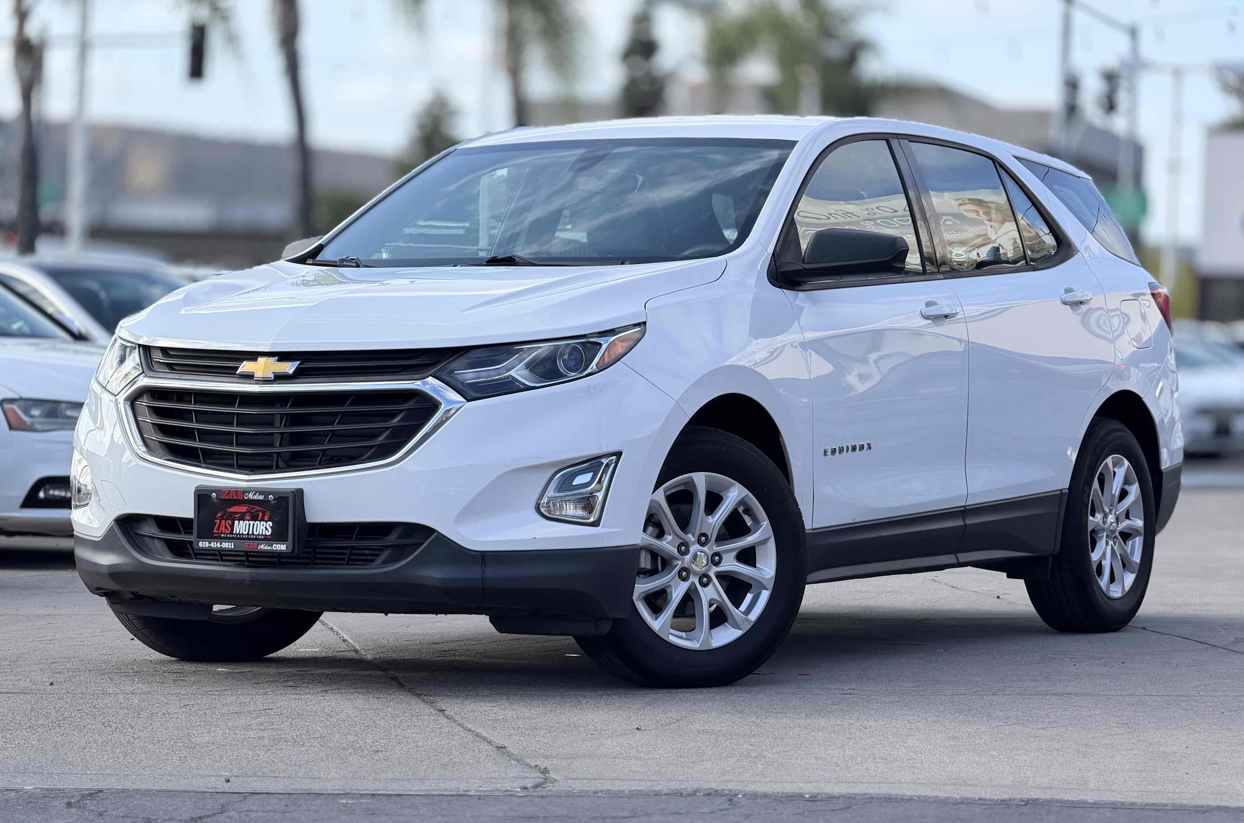 2018 Chevrolet Equinox LS Image 2 of 33