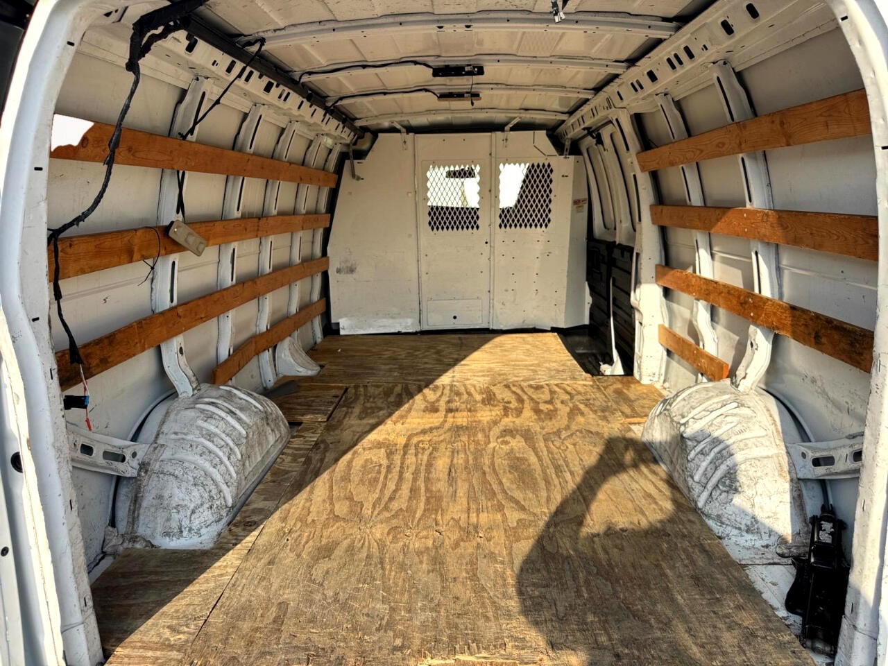 Vehicle image 25 of 27