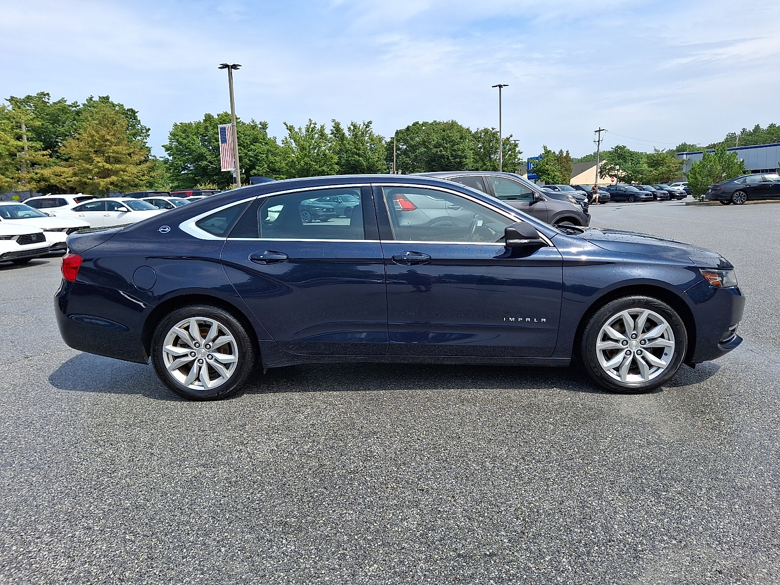 2018 Chevrolet Impala LT Image 3 of 30