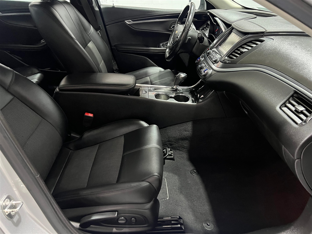 2018 Chevrolet Impala LT Image 10 of 22