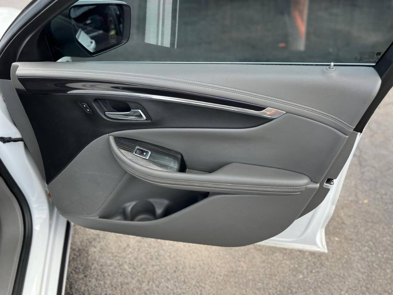 Vehicle image 33 of 58