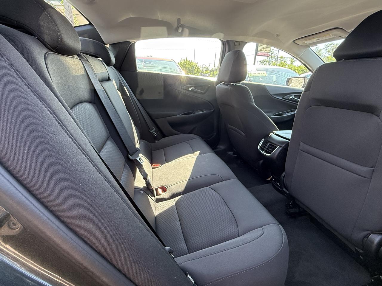 2018 Chevrolet Malibu LT Image 3 of 4