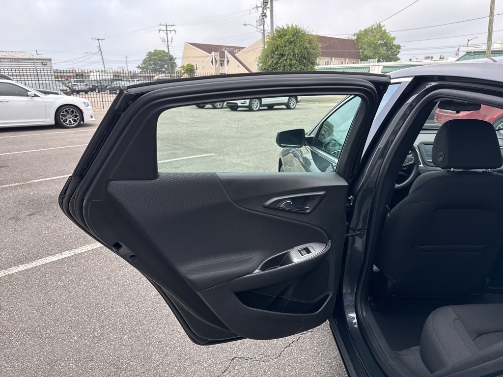 Vehicle image 15 of 21