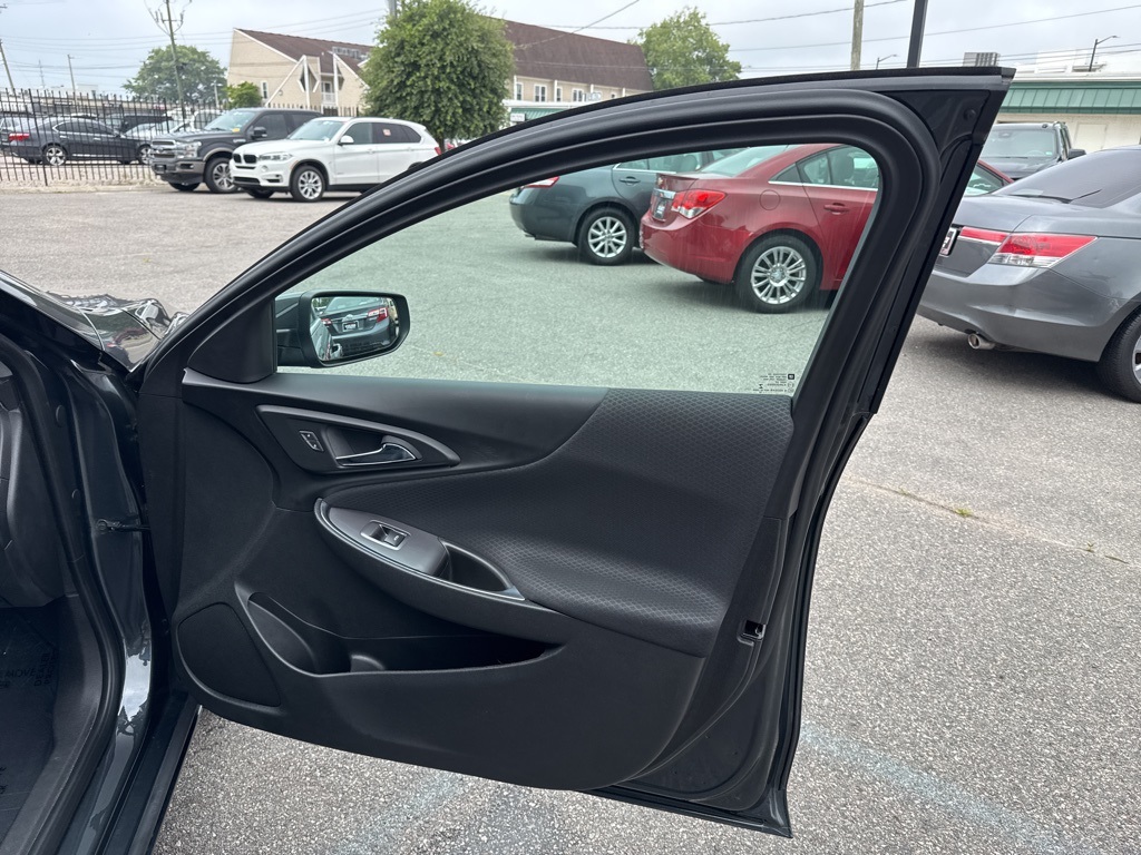 Vehicle image 16 of 21