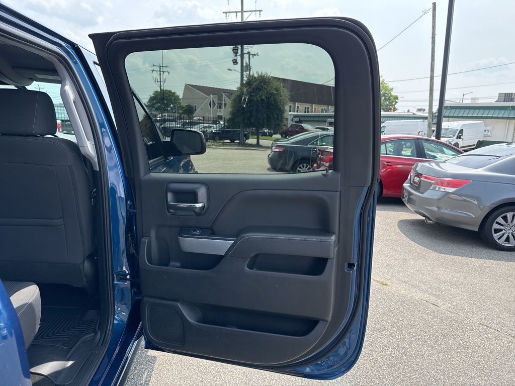 Vehicle image 17 of 25