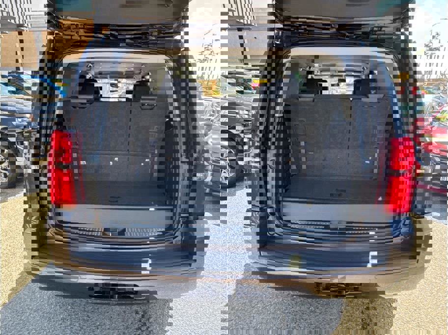 2018 Chevrolet Tahoe LT Image 8 of 31