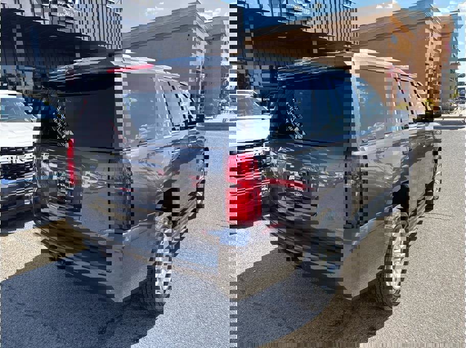 2018 Chevrolet Tahoe LT Image 4 of 31