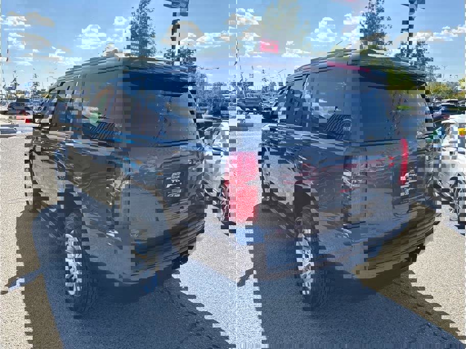 2018 Chevrolet Tahoe LT Image 5 of 31