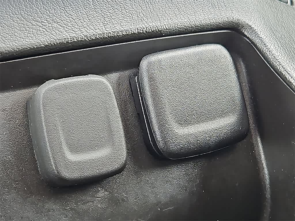Vehicle image 26 of 32