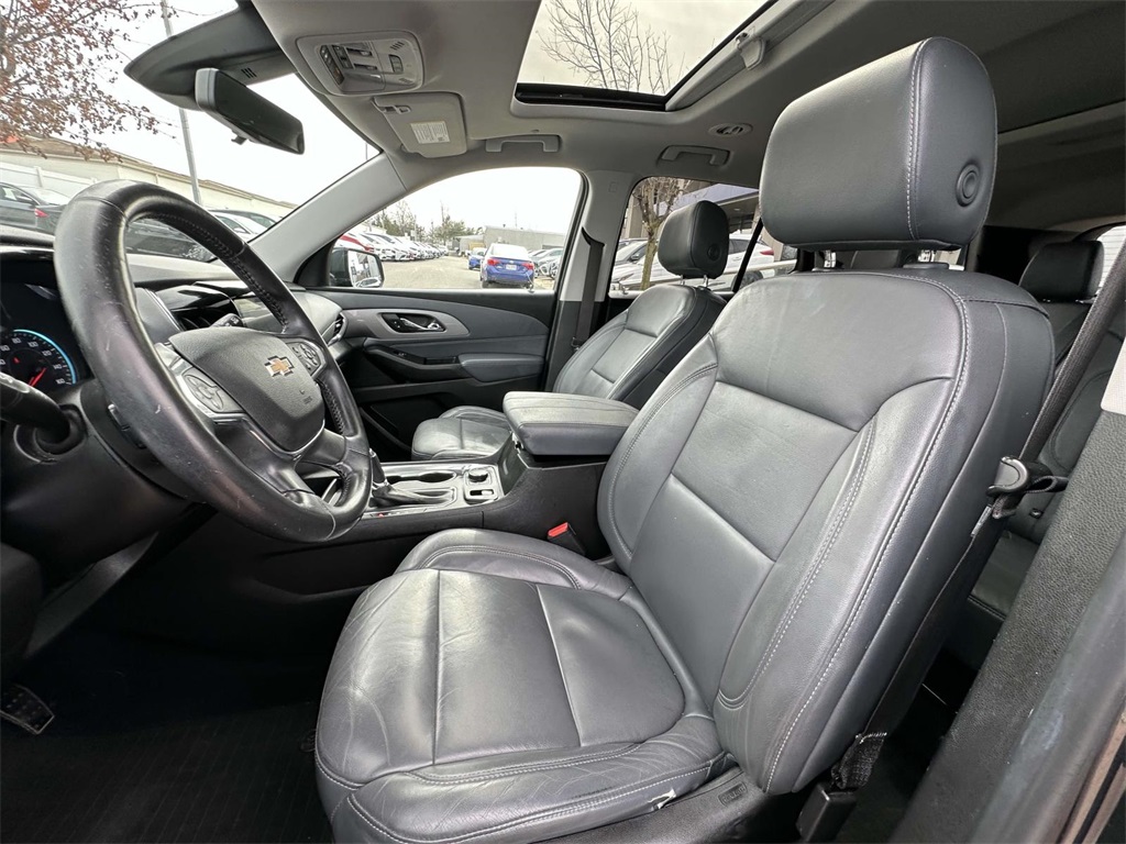 Vehicle image 27 of 33