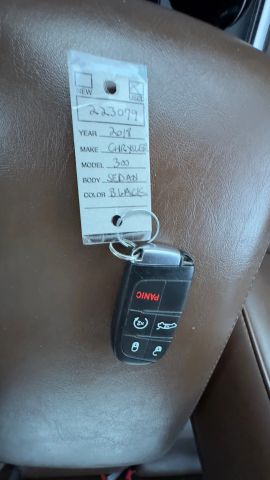 2018 Chrysler 300 Limited Image 24 of 32