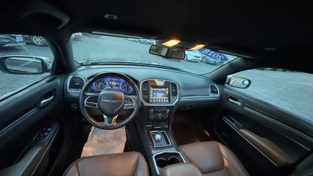 2018 Chrysler 300 Limited Image 17 of 32
