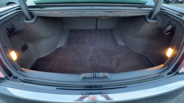 2018 Chrysler 300 Limited Image 9 of 32