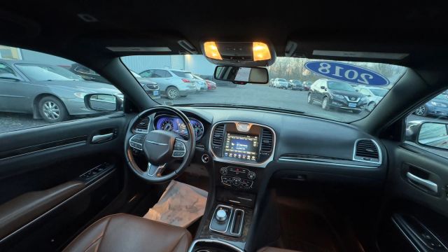 2018 Chrysler 300 Limited Image 15 of 32