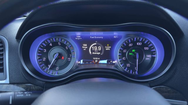 2018 Chrysler 300 Limited Image 18 of 32