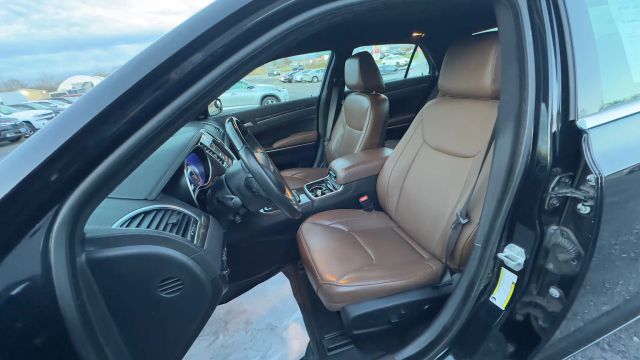 2018 Chrysler 300 Limited Image 13 of 32