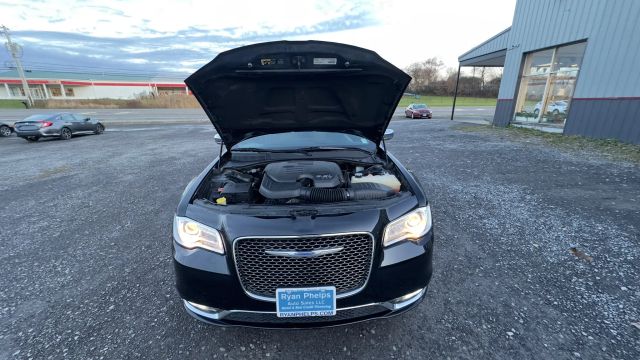 2018 Chrysler 300 Limited Image 2 of 32