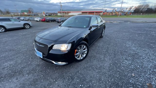 2018 Chrysler 300 Limited Image 1 of 32