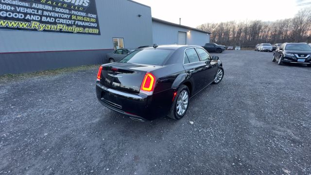 2018 Chrysler 300 Limited Image 4 of 32