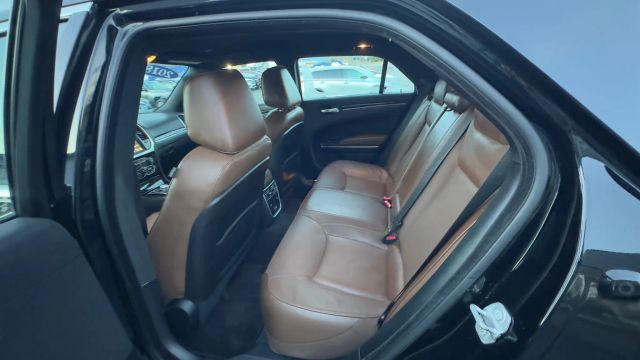 2018 Chrysler 300 Limited Image 12 of 32