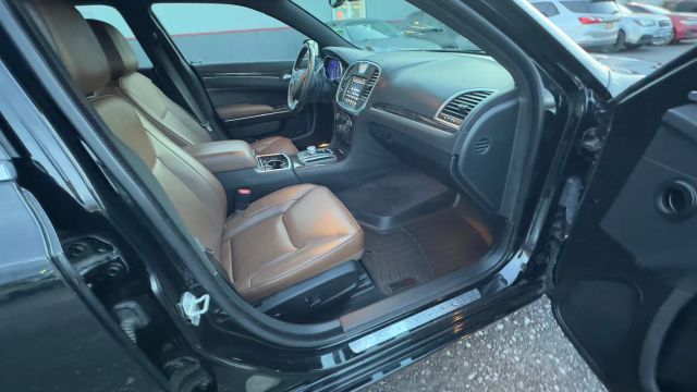 2018 Chrysler 300 Limited Image 11 of 32