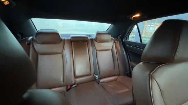 2018 Chrysler 300 Limited Image 10 of 32