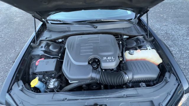 2018 Chrysler 300 Limited Image 6 of 32