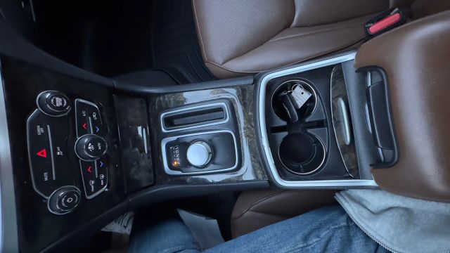 2018 Chrysler 300 Limited Image 21 of 32