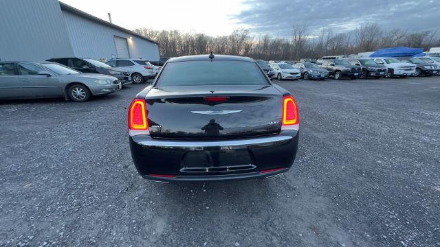 2018 Chrysler 300 Limited Image 5 of 32