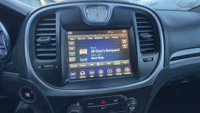 2018 Chrysler 300 Limited Image 19 of 32