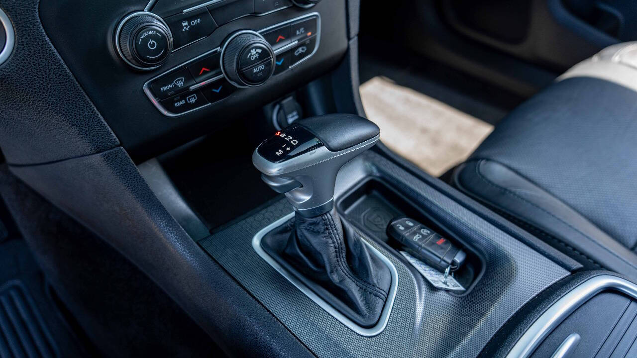 Vehicle image 25 of 29