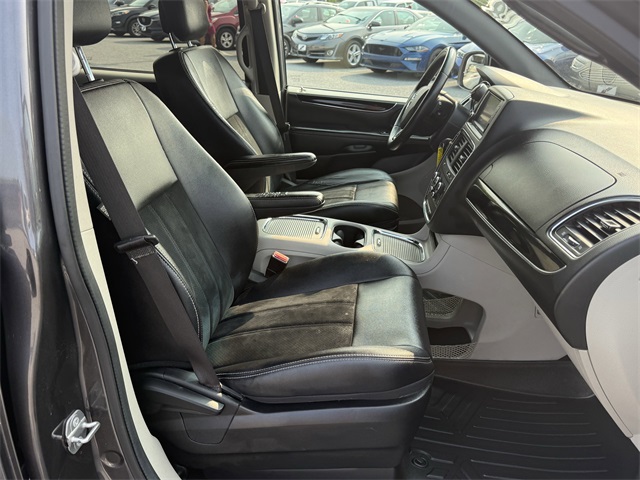 Vehicle image 10 of 25