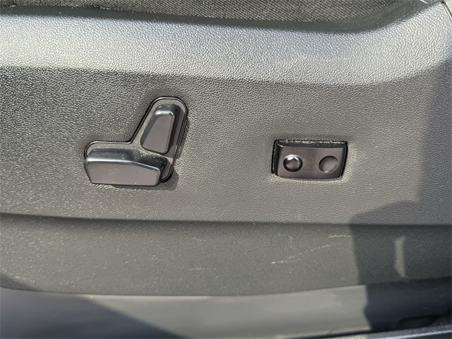 Vehicle image 18 of 25