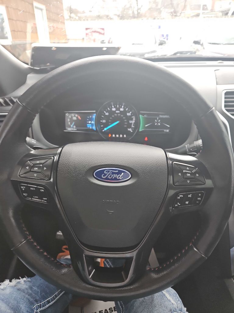 Vehicle image 11 of 13