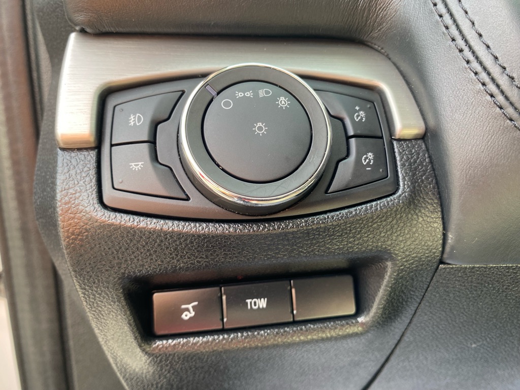 Vehicle image 33 of 37