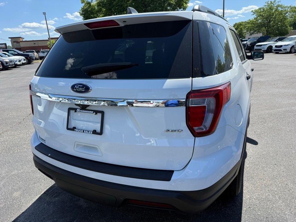 2018 Ford Explorer Base Image 3 of 13