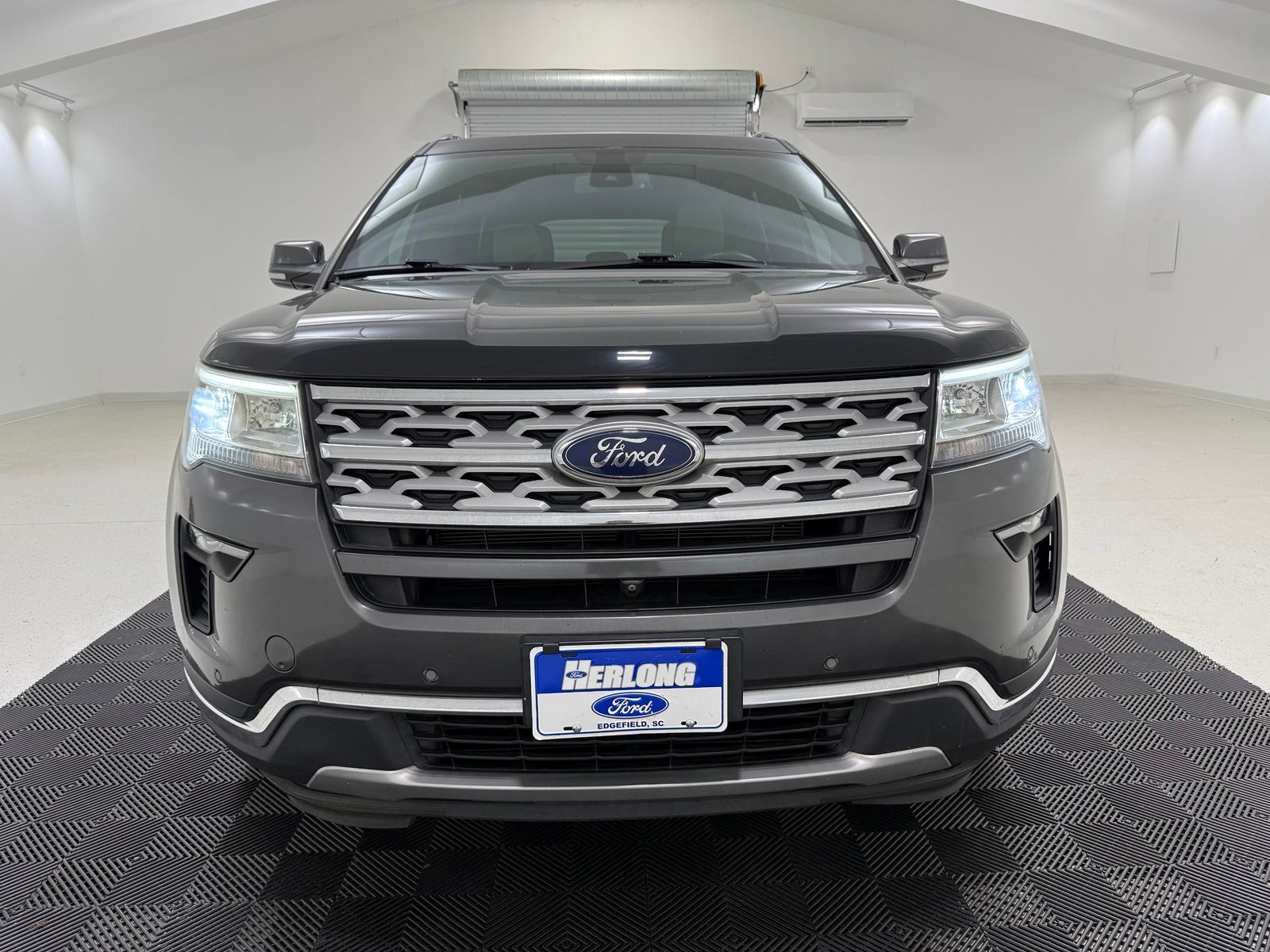 2018 Ford Explorer Limited Image 2 of 37