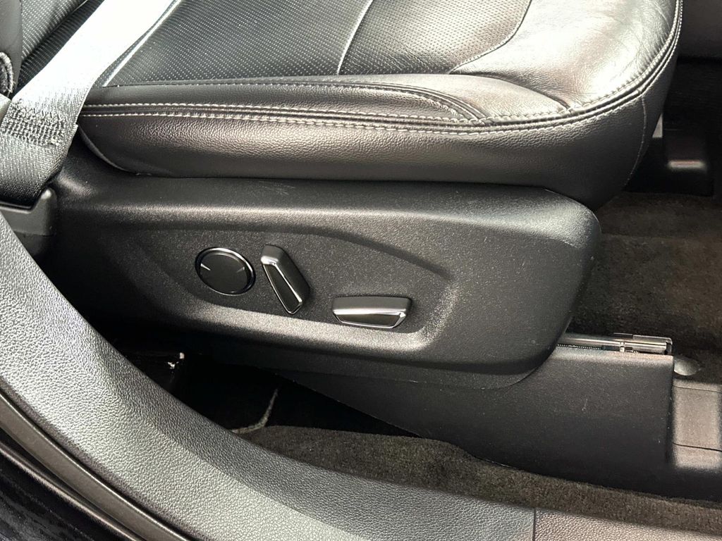 Vehicle image 22 of 25
