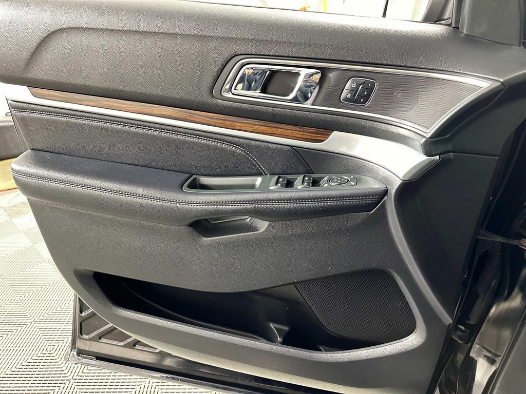 Vehicle image 13 of 25