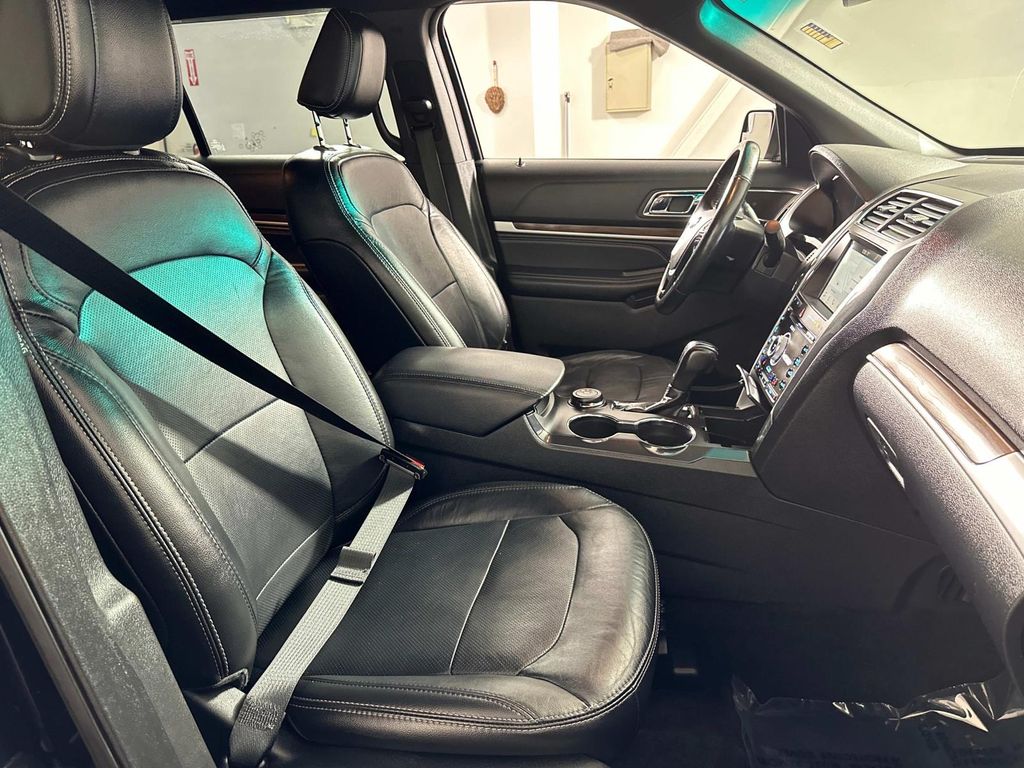 Vehicle image 21 of 25