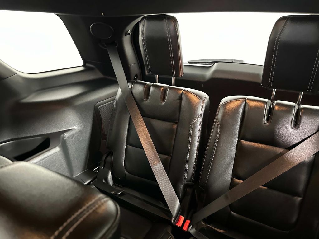 Vehicle image 18 of 25