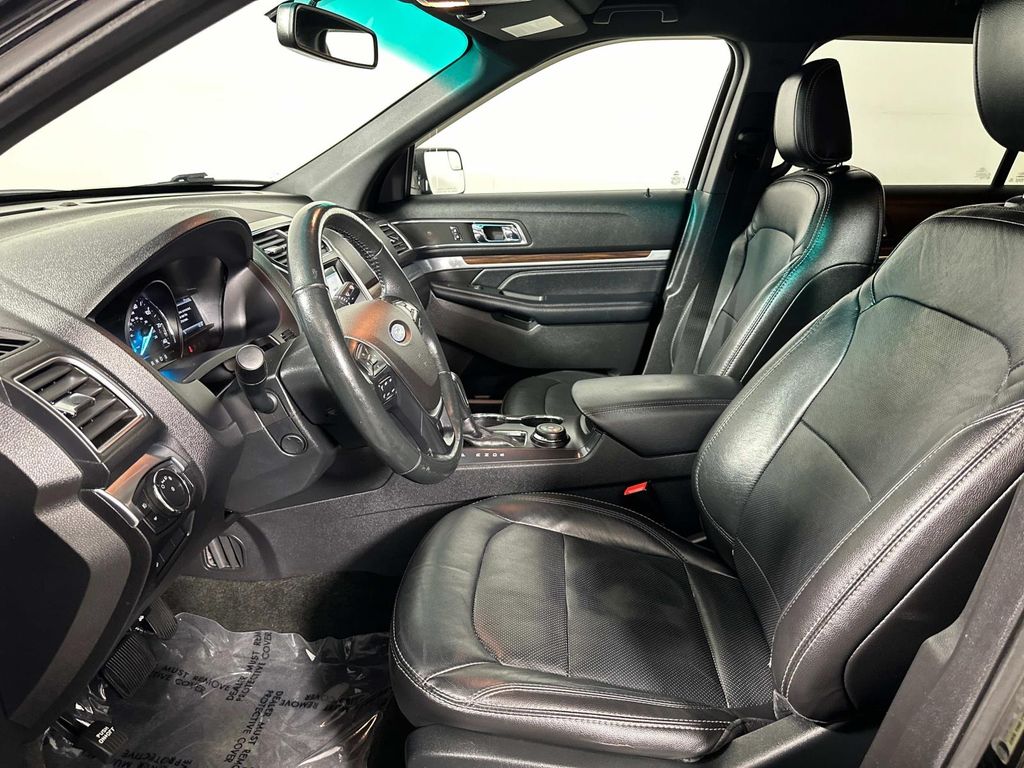 Vehicle image 14 of 25