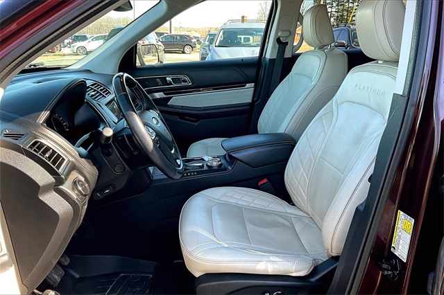 Vehicle image 10 of 34