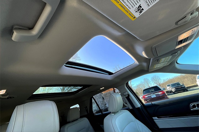 Vehicle image 24 of 34