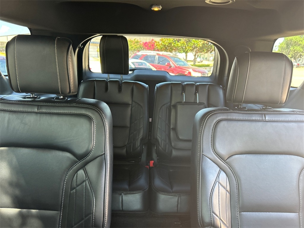 Vehicle image 33 of 43